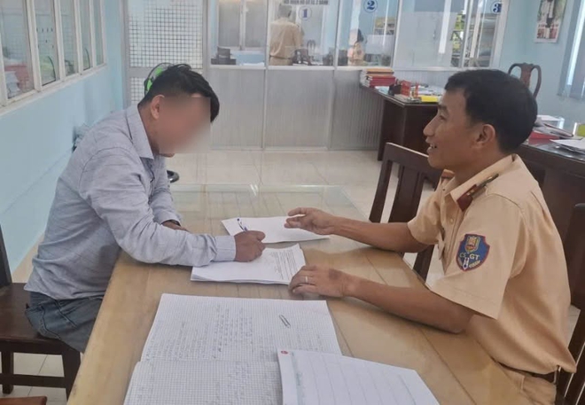Tài xế ký biên bản tại Phòng CSGT Đồng Tháp vì lỗi lắp thêm đèn phía trước