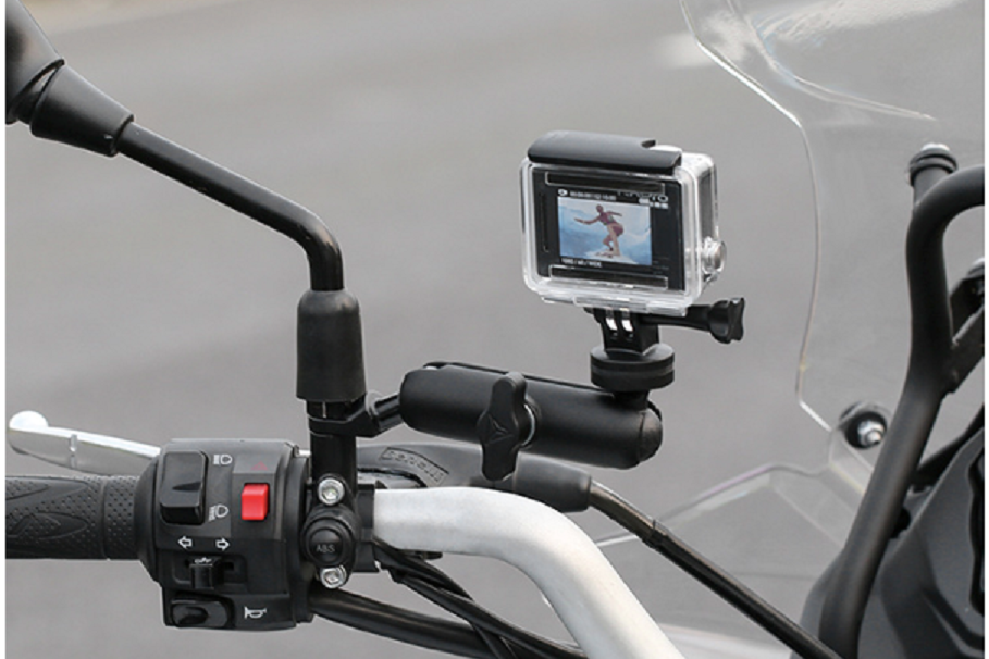 Camera hành trình gắn trên tay lái xe máy, cạnh cụm công tắc đèn pha cốt